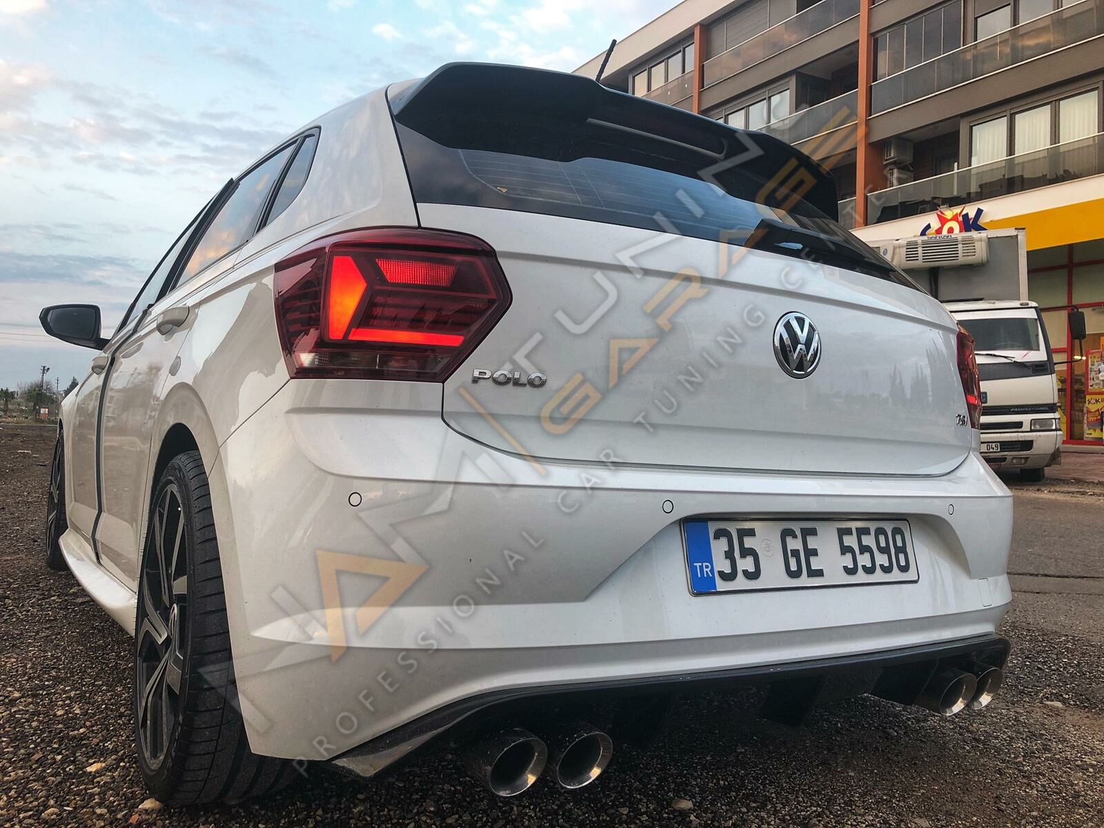 Volkswagen Polo 2018+ Difüzör Rline Parlak Siyah