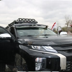 Mitsubishi L200 Ön Cam Güneşliği 2019+ Parlak Siyah