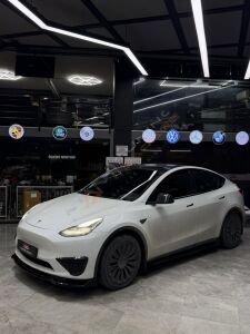 Tesla Model Y Ön Lip Parlak Siyah