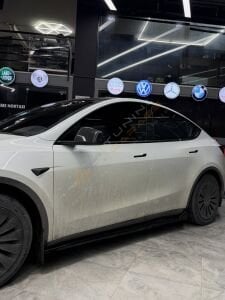 Tesla Model Y Yan Marşpiyel Parlak Siyah
