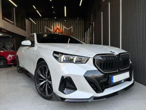 BMW 5 SERİSİ 2023+ G60 İÇİN AERO KIT (PIANO BLACK)