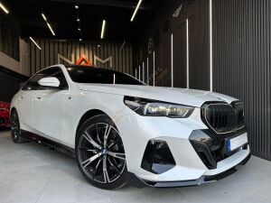 BMW 5 SERİSİ 2023+ G60 İÇİN AERO KIT (PIANO BLACK)