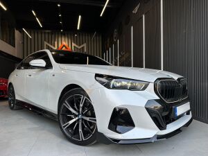 BMW 5 SERİSİ 2023+ G60 İÇİN AERO KIT (PIANO BLACK)