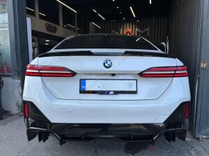 BMW 5 SERİSİ 2023+ G60 İÇİN AERO KIT (PIANO BLACK)